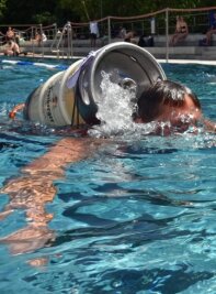 Beim Gaudiwettbewerb Fassathlon geht's mit dem Fass auf dem Rücken zur WM - Dir richtige Technik ist beim Schwimmen mit dem Fass gefragt.
