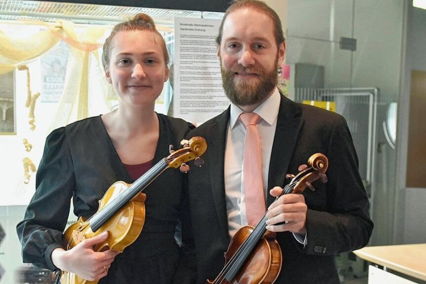 Beim gemeinsamen Geigenbau hat es gefunkt - Melanie und Benjamin Hampel lernten sich während der Ausbildung in der Berufsfachschule Musikinstrumentenbau Klingenthal kennen und gaben sich im vergangenen Jahr das Ja-Wort. 
