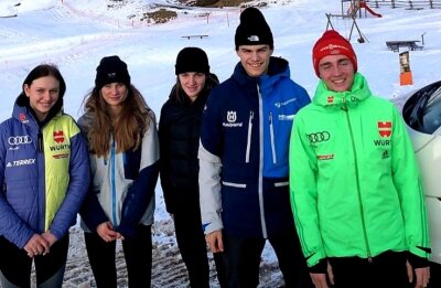 Beim Saisonhöhepunkt auf dem Podest - Zufriedene Gesichter bei Lia Böhme, Ronja Loh, Klara Lebelt, Florian Schultz und Nick Schönfeld (von links). 