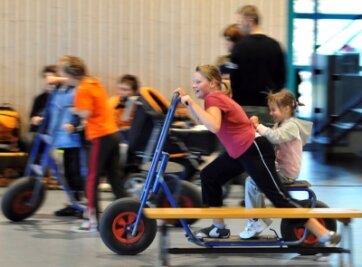 Beim Sportfest geht die Post ab - 
              <p class="artikelinhalt">Viel Spaß hatten Jenny und Sophie beim Familiensportfest in der Bergstadthalle Brand-Erbisdorf schon beim Warmmachen für die Rollerstaffel. </p>
            