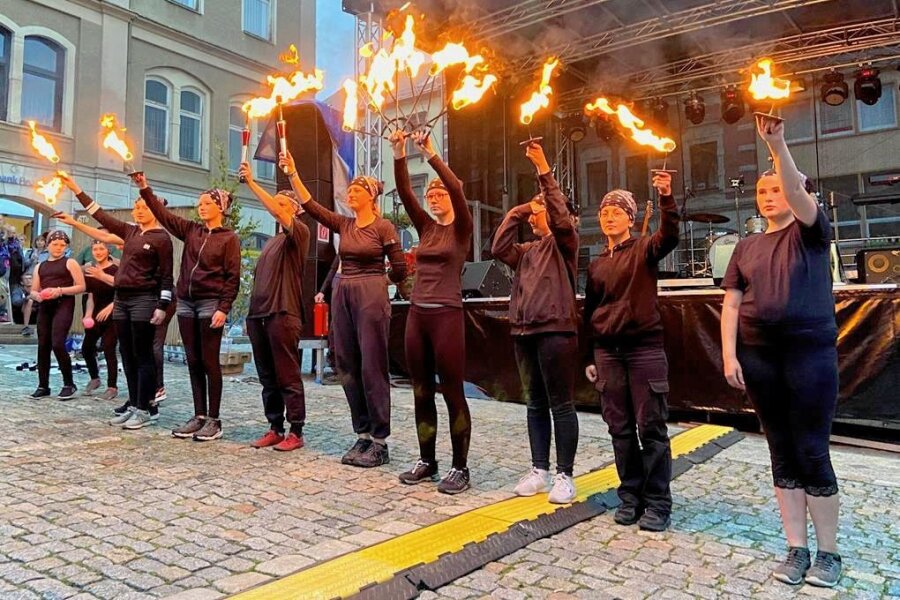 Beim Stollberger Altstadtfest geht es sprichwörtlich heiß her - Der Theaterverein Spielfreunde Stollberg wagte sich an ein Spiel mit dem Feuer.