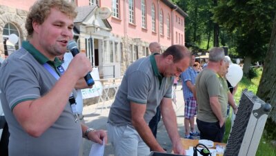 Beim Waldparkfest geht es nicht nur um Gaudi - Seit fünf Jahren unterstützt Willy Pfau (links) Holger Drechsel als Co-Moderator beim Waldparkfest in Gornsdorf. In diesem Jahr hat er erstmals die Hauptarbeit am Mikrofon übernommen.