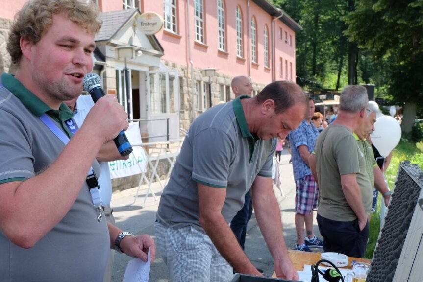 Beim Waldparkfest geht es nicht nur um Gaudi - Seit fünf Jahren unterstützt Willy Pfau (links) Holger Drechsel als Co-Moderator beim Waldparkfest in Gornsdorf. In diesem Jahr hat er erstmals die Hauptarbeit am Mikrofon übernommen.