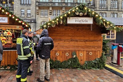 Beißender Geruch: Feuerwehr und Polizei auf Chemnitzer Weihnachtsmarkt - Mitarbeiter der Feuerwehr, der Marktleitung und der Polizei haben sich am Freitag vor dieser Bude eingefunden.
