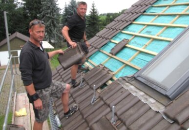 Beißwütige Marder hinterlassen Schaden von mehr als 15.000 Euro - Roger Schroth (vorn) und Daniel Grießhammer von der Rochlitzer Dachdeckergenossenschaft werden noch in dieser Woche das Dach des Hermsdorfer Feuerwehrdepots abgedichtet haben.