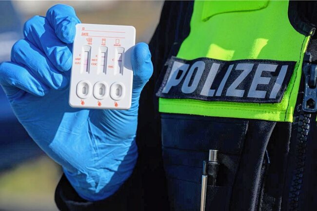 Bekiffter Autofahrer baut Unfall in Crimmitschau - Ein Schnelltest auf Drogen schlug am Donnerstag bei einem Fahrer in Crimmitschau an (Symbolbild). 
