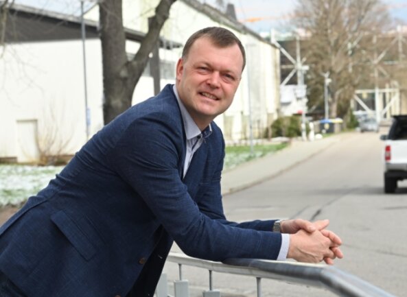 Andreas Graf steht am Eingang des Lichtenauer Rathauses. Der CDU-Politiker will erneut zur Bürgermeisterwahl am 26. September kandidieren. Die Nominierungsveranstaltung soll am 3. Juni stattfinden. 