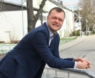 Bekommt der Bürgermeister Konkurrenz? - Andreas Graf steht am Eingang des Lichtenauer Rathauses. Der CDU-Politiker will erneut zur Bürgermeisterwahl am 26. September kandidieren. Die Nominierungsveranstaltung soll am 3. Juni stattfinden. 