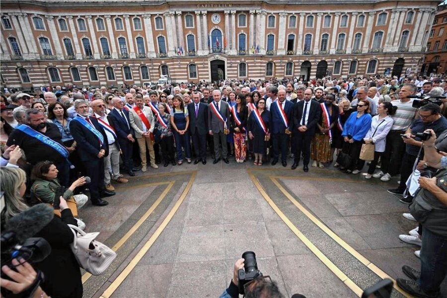 Bekommt Macron den Zorn in den Griff? - Die Vereinigung der Bürgermeister hat die Franzosen aufgerufen, sich vor den Rathäusern wie hier in Toulouse zu versammeln. 