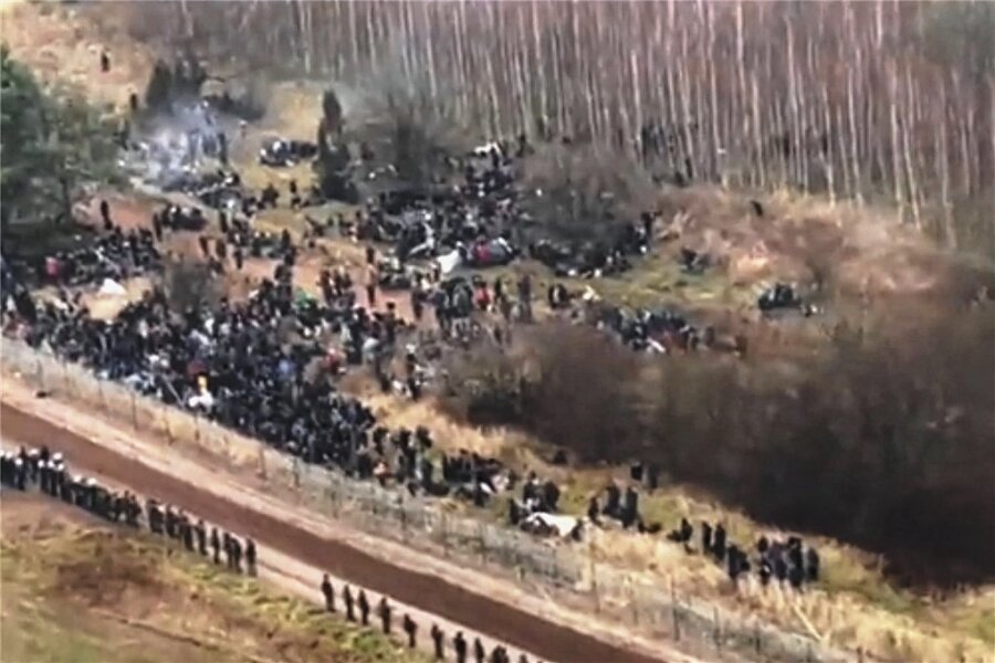 Belarus: Migranten strömen zur EU-Grenze - Das Fernsehbild zeigt Migranten, die sich in Belarus an der Grenze zu Polen sammeln. 