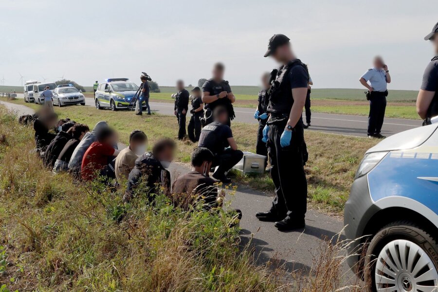 Belarus-Route: 2215 Migranten kamen bis nach Deutschland - Eine Gruppe von 18 Männern und einer Frau, nach eigenen Angaben aus Syrien, wird von der Bundespolizei in der Nähe der polnischen Grenze aufgegriffen.