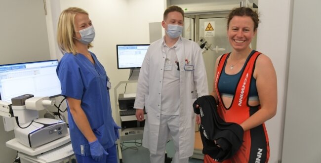 Belastbar nach Covid? Freibergerin kämpft - Kristin Krumbiegel (r.) ist Probandin in der Post-Covid-Studie der Mediziner Danny Wypior (Mitte) und Andreas Fichtner (nicht im Bild).
