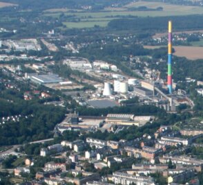 Beleuchtungstest am bunten Eins-Schornstein geplant - Blick auf das Heizkraftwerk von Eins Energie mit dem bunten Schornstein.