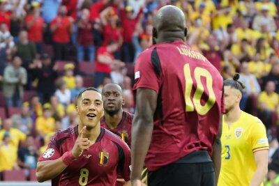 Belgien meldet sich mit Sieg gegen Rumänien bei EM zurück - Youri Tielemans (l) traf schon nach 73 Sekunden auf Vorlage von Romelu Lukaku zum 1:0 für Belgien.