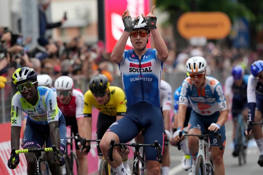 Belgier Merlier gewinnt dritte Giro-Etappe - Der Belgier Tim Merlier feiert seinen Sieg auf der dritten Etappe des Giro d'Italia.