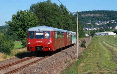 Beliebte Aussichtsbahn wartet mit Neuheiten auf - Die Erzgebirgische Aussichtsbahn - im Hintergrund der Scheibenberg - verkehrt auch in diesem Jahr wieder an sechs Wochenenden.