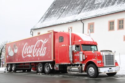 Beliebtes amerikanisches Fotomotiv auf Schloss Augustusburg - Bei diesem Coca-Cola Weihnachtstruck vor dem Schloss Augustusburg handelt es sich um einen Sleepover-Truck.