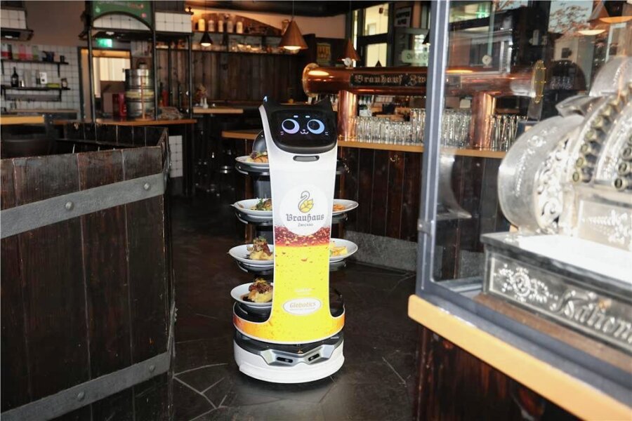 „Bella“ im Einsatz: Zwickauer „Brauhaus“ setzt jetzt auf Service-Roboter - „Bella“ im Einsatz: Frisch beladen mit heißen Speisen fährt sie von der Küche zur Terrasse.
