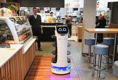 Bellabot verlässt McDonalds nach Probezeit wieder - Bellabot hat zur Probe bei McDonalds in Aue bedient. Jetzt muss sie zu den Entwicklern zurückkehren. 