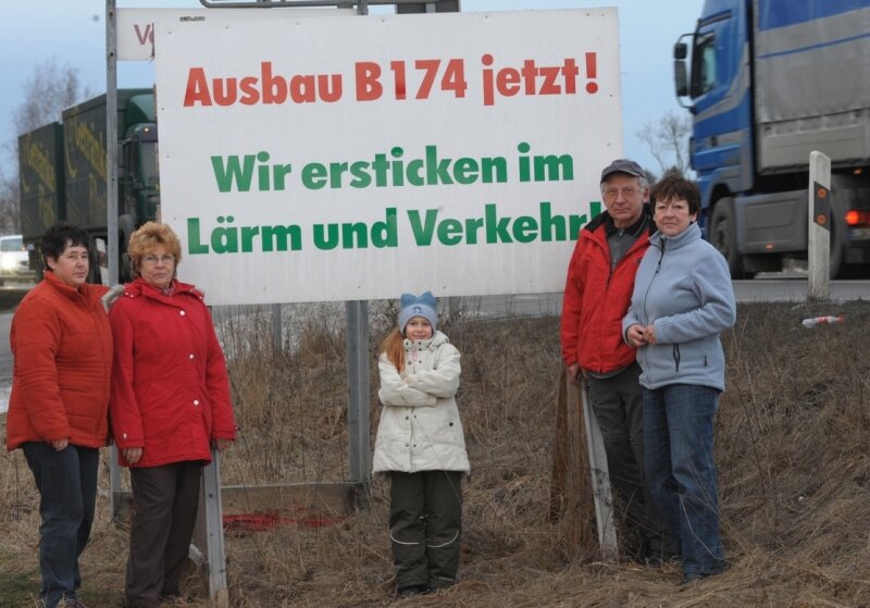 Bellmann: Zum Monatsende Baurecht für B-174-Ausbau - 
              <p class="artikelinhalt">Bewohner und Mitglieder der Bürgerinitiative für den Ausbau der B 174 zwischen Chemnitz und Zschopau, hier an der Siedlung am Ortsausgang von Chemnitz, freuten sich am Donnerstag darüber, dass die Arbeiten möglicherweise früher als bisher geplant beginnen könnten. </p>
            