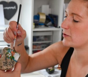 Bemalte Natursteine: Hobby wird Nebenberuf - Die 35-jährige Mandy Rudel verkauft bemalte Natursteine als "MaruKreativ". 