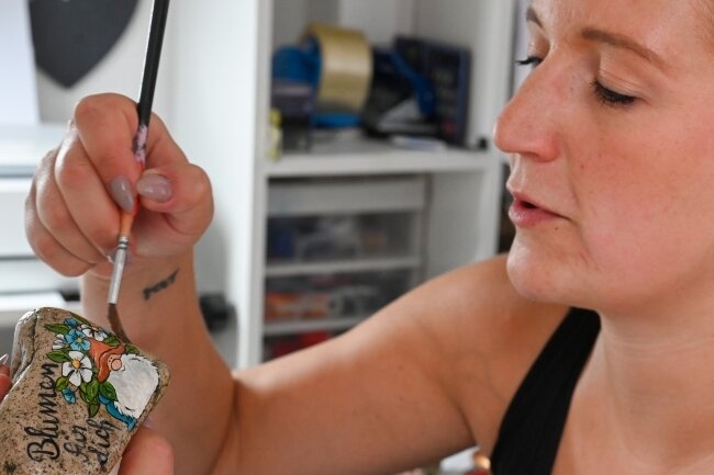 Bemalte Natursteine: Hobby wird Nebenberuf - Die 35-jährige Mandy Rudel verkauft bemalte Natursteine als "MaruKreativ". 