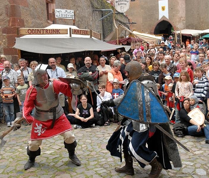 
              <p class="artikelinhalt">Ritterkämpfe wie im Mittelalter haben die Besucher auf Burg Kriebstein am Wochenende erlebt.  </p>
            