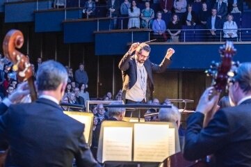 Benefiz mit Beethoven: 20.800 Euro für Hilfsverein - Diego Martin-Etxebarria beim Benefizkonzert am Pult der Robert-Schumann-Philharmonie. 
