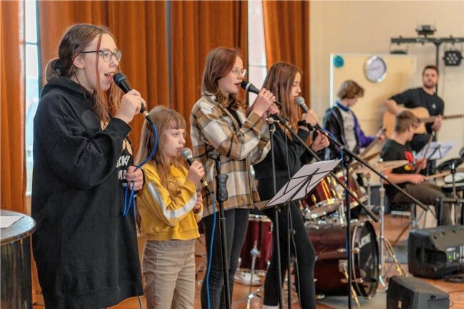 Benefizgala in Rochlitz für Kinder: Noch sind Tickets zu haben - Auch Schülerinnen und Schüler der Oberschule wollen die Benefizgala mitgestalten. Für sie gab es ein Casting. 
