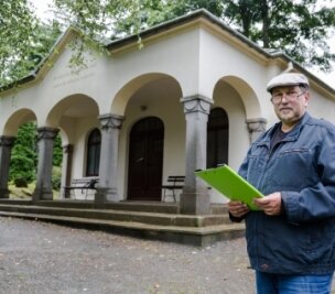 Benefizkonzert für Bau der Trauerhalle - Pfarrer Wilfried Warnat vor der Trauerhalle auf dem Friedhof in Kleinrückerswalde. 