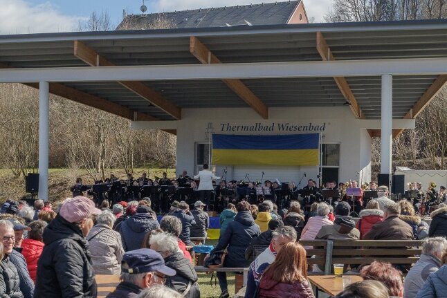 Benefizkonzert in Thermalbad Wiesenbad: Mehr als 90 Musiker spielen für Geflüchtete aus der Ukraine - Bei dem Benefizkonzert im Kurpark von Thermalbad Wiesenbad sind rund 2400 Euro zusammen gekommen.