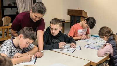 Benefizkonzert zugunsten von Ukraineflüchtlingen geplant - Mirjam Ginskay bringt ukrainischen Kindern auf spielerische Weise die deutsche Sprache bei. 