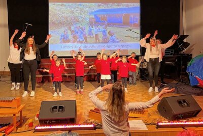 Benefizkonzerte in Rochlitz: Rekordsumme für Kinder in Nepal - Kinder der Kita "Glücksboten" in Rochlitz tanzen mit Azubis des Beruflichen Schulzentrums zum Benefizkonzert in Rochlitz. 