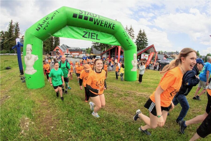Benefizlauf in Oberwiesenthal: Mehr als 600 Starter unterstützen Chemnitzer Elternverein - Mehr als 600 Starter gingen nach Angaben der Organisatoren beim 12. Benefizlauf des Elternvereins krebskranker Kinder in Kurort Oberwiesenthal an den Start.