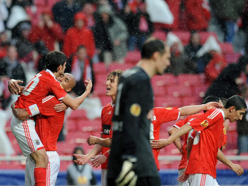 Benfica lässt Hertha keine Chance - Herthas Drobny (vorne) angefressen, Benfica jubelt