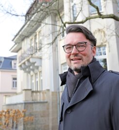 Benjamin Karabinski blickt sorgenvoll auf seine Heimatstadt Freiberg - Benjamin Karabinski, Vorstandsvorsitzender der Dr.-Wilhelm-Külz-Stiftung, vor dem Liberalen Haus der FDP in Dresden. 