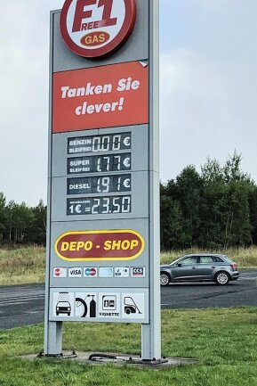 In Euro sind die Preise ausgewiesen: hier an einer Tankstelle am Mittwoch in Mnišek, dem ersten Ort hinter der Grenze. 