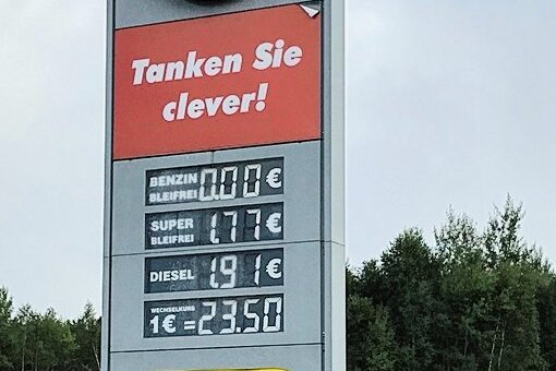 Benzin- und Dieselpreise: Warum sich Tanken hinter der Grenze lohnt - In Euro sind die Preise ausgewiesen: hier an einer Tankstelle am Mittwoch in Mnišek, dem ersten Ort hinter der Grenze. 