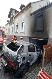 Benzin verschüttet: Mann setzt eigene Garage in Brand - 