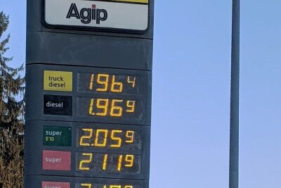 Benzinpreise reißen an vielen Tankstellen im Vogtland erstmals die Zwei-Euro-Marke - An der Agip-Tankstelle in Adorf stand Donnerstagmorgen auch für die Benzinsorte E 10 ein Preis von mehr als zwei Euro pro Liter.