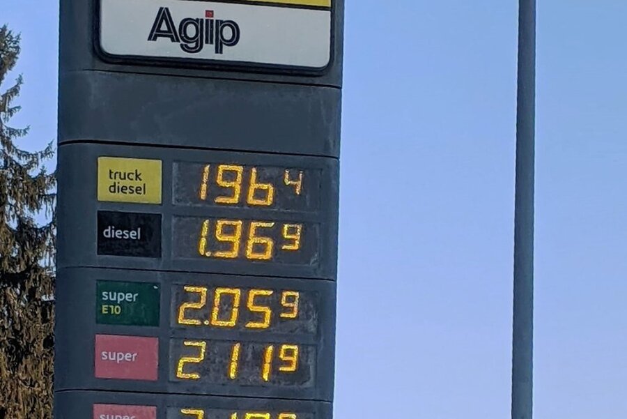 Benzinpreise reißen an vielen Tankstellen im Vogtland erstmals die Zwei-Euro-Marke - An der Agip-Tankstelle in Adorf stand Donnerstagmorgen auch für die Benzinsorte E 10 ein Preis von mehr als zwei Euro pro Liter.