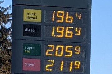 Benzinpreise reißen an vielen Tankstellen Zwei-Euro-Marke - An der Agip-Tankstelle in Adorf stand Donnerstagmorgen auch für die Benzinsorte E 10 ein Preis von mehr als zwei Euro pro Liter. 