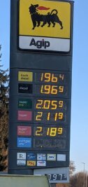 Benzinpreise reißen an vielen Tankstellen Zwei-Euro-Marke - An der Agip-Tankstelle in Adorf stand Donnerstagmorgen auch für die Benzinsorte E 10 ein Preis von mehr als zwei Euro pro Liter. 
