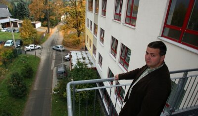 Über Schule wachen bald Videokameras - 
              <p class="artikelinhalt">Bürgermeister Andreas Matthäi blickt von den obersten Stufen der Feuertreppe hinab auf den Schulhof. Dort oben soll eine der Kameras installiert werden. </p>
            