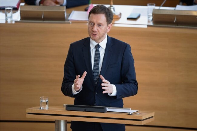 Beratungen zum Doppelhaushalt von Sachsen: Wenn der Ministerpräsident das Verbindende stärken will - Regierungschef Michael Kretschmer (CDU) lobte die jahrelange solide Finanzpolitik in Sachsen, die nun Spielräume schaffe. 