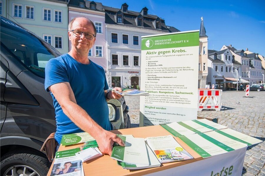 Sozialpädagoge Ulf Renner war gestern mit dem Beratungsmobil der Sächsischen Krebsgesellschaft auf dem Markt in Schneeberg. 