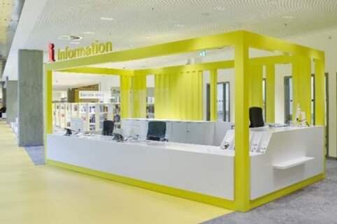 Einer der Informations- und Beratungstresen in markanter Containeroptik in der neuen Zentralbibliothek in Düsseldorf. 