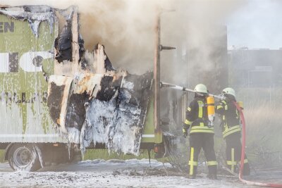 Berbersdorf: Mit Möbeln beladener Hänger auf A4 ausgebrannt - 