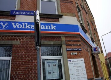 Überfall auf Volksbank in Zwickau - 
              <p class="artikelinhalt">Die Pölbitzer Volksbank-Filiale an der Ecke Audi-/Trabantstraße wurde gestern Früh von einem maskierten Räuber überfallen. Danach blieb die Außenstelle zunächst geschlossen. </p>
            