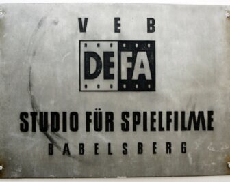 Berg- und Talfahrt - Heute historisch: Das Firmenschild der Deutschen Film AG - fotografiert im Filmmuseum in Potsdam.